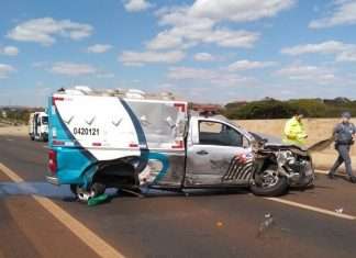 Viatura que fazia transferência de presos estoura pneu e bate na traseira de caminhão em Sertãozinho