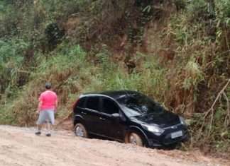 Carro derrapa e cai em valeta na estrada sem asfalto da Penitenciária de Mairinque