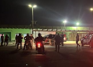 Detentos tentam fugir de presídio em Itaitinga após fazerem policiais penais reféns, em Fortaleza