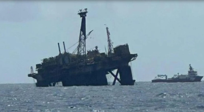 Plataforma no mar - Capa